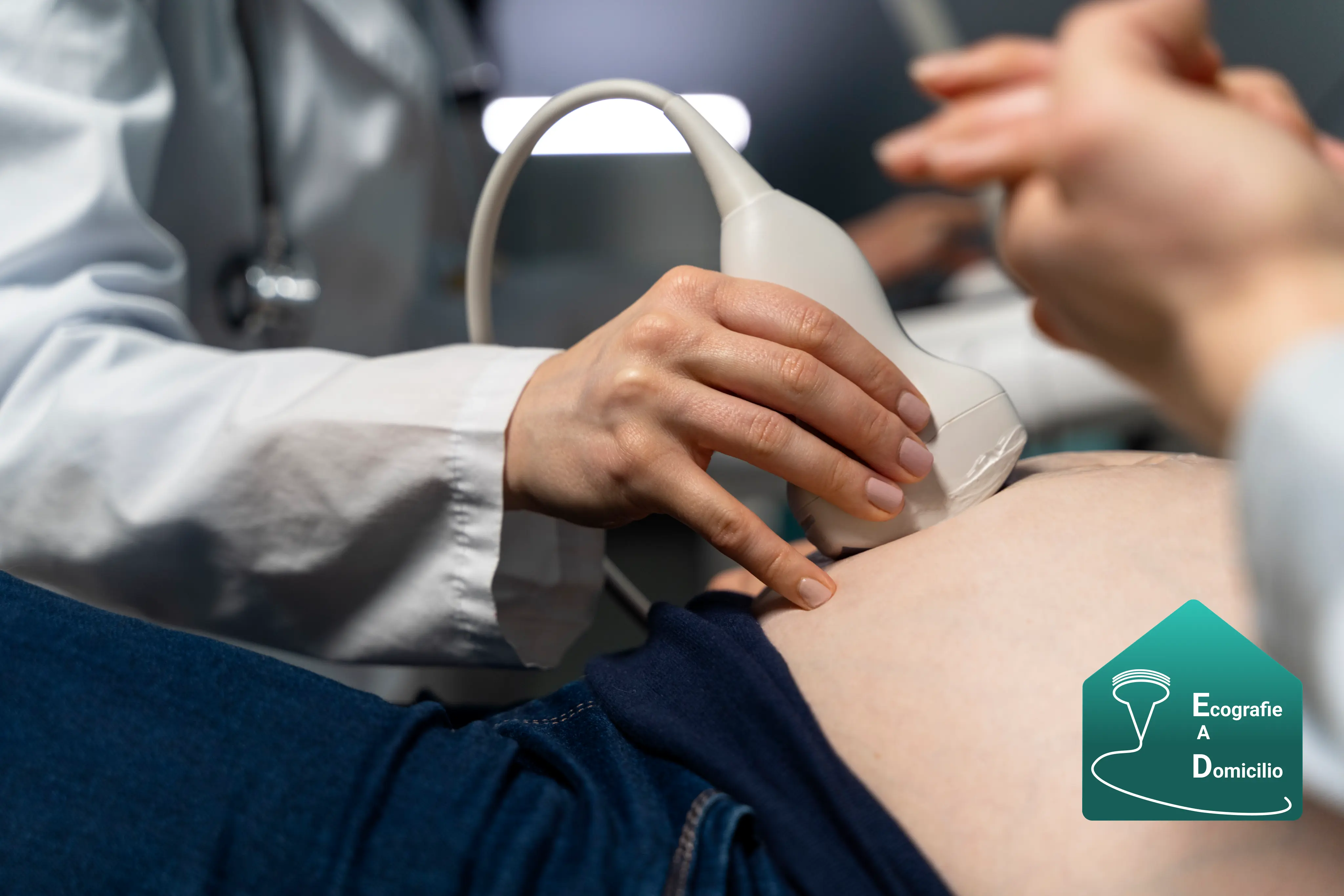 Medico radiologo esegue ecografia su addome ad una donna a domicilio a Pistoia e provincia